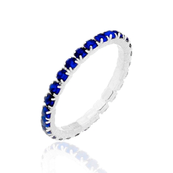 Anel aparador folheado a prata com pedras de strass na cor azul safira