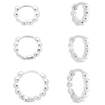 Kit com 3 pares de brinco de argola folheados a prata com detalhes em forma de bolinha