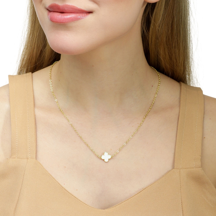 Foto 2 do Produto Gargantilha Virginia com pingente trevo branco folheada a ouro