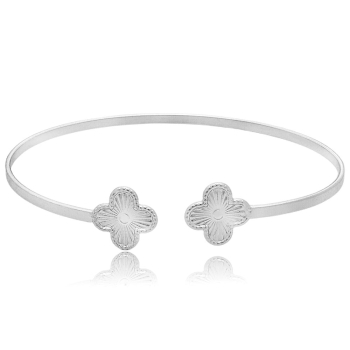 Bracelete fino folheado a prata com fio laminado e adereços em forma de trevo