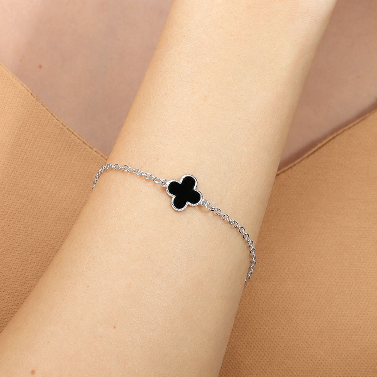 Foto 2 do Produto Pulseira Virginia com pingente trevo preto folheada a prata