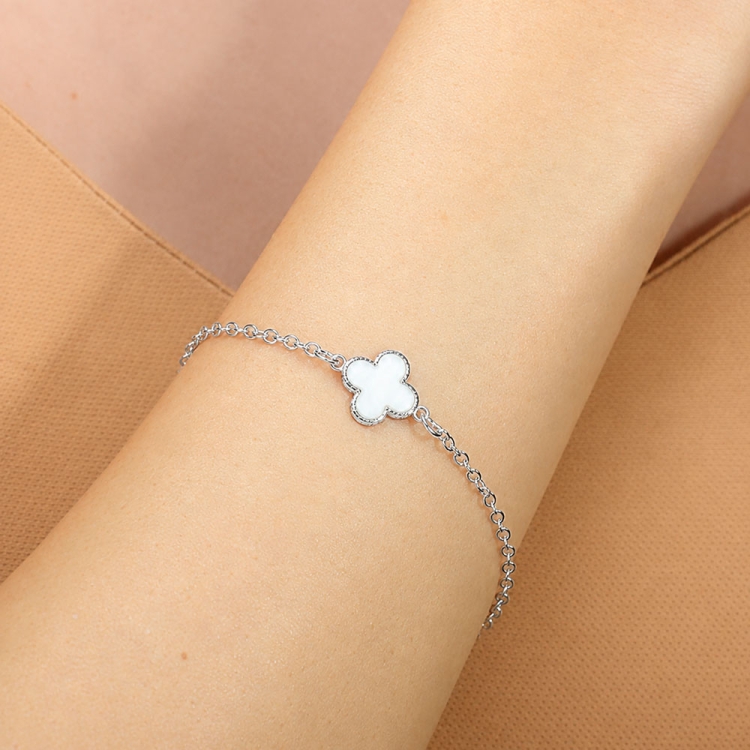 Foto 2 do Produto Pulseira Virginia com pingente trevo branco folheada a prata